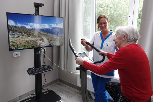 Héris - Salle kiné une femme âgée est sur un Silverfit - maison de repos - Soignies