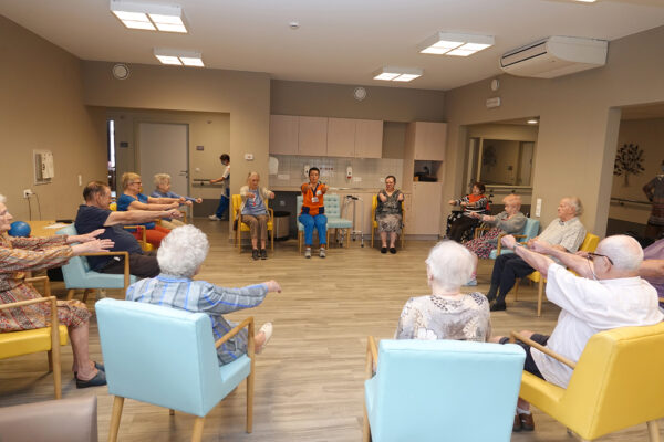 Héris - Salle de gym groupe fait des exercices - maison de repos - Soignies
