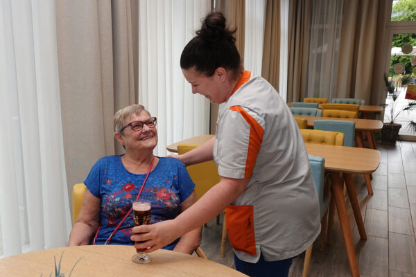Héris - Brasserie service d'un verre avec 2 femmes - maison de repos - Soignies