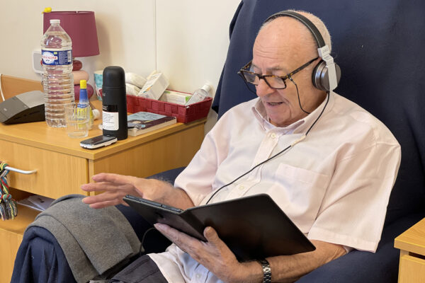 Héris - Chambre homme écoute de la musique avec son casque - maison de repos - Soignies