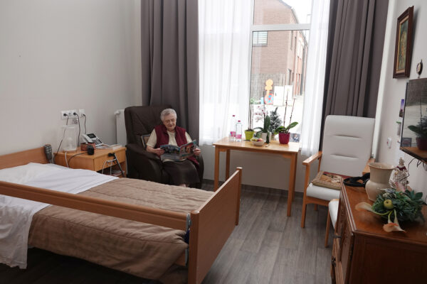 Héris - Chambre femme qui lit - maison de repos - Soignies
