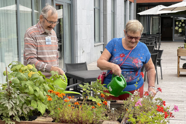 Héris - Jardinage en terrasse par un couple -maison de repos - Soignies