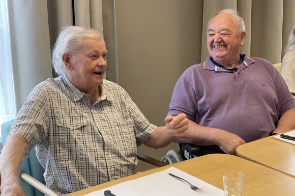 Héris - Restaurant 2 hommes parlent maison de repos - Soignies