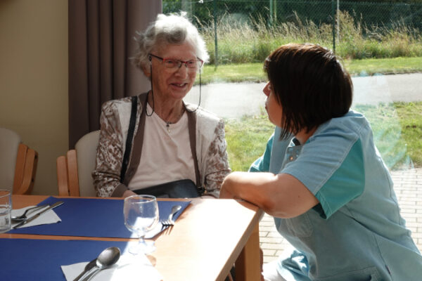 Domaine des Lys - Restaurant 2 personnes parlent - Maison de repos Résidences services Vottem