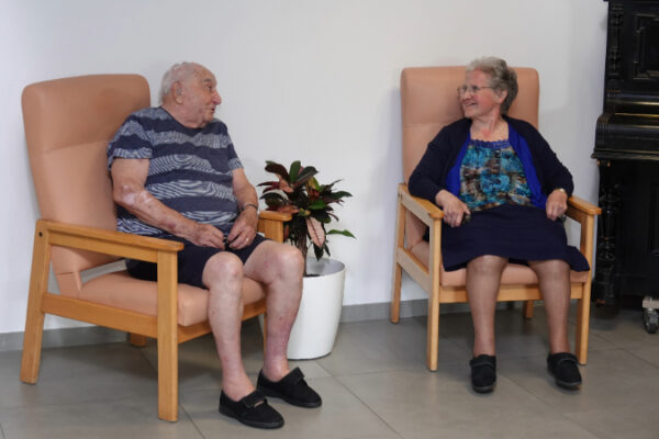 Domaine des Lys - 2 personnes discutent - Maison de repos Résidences services Vottem
