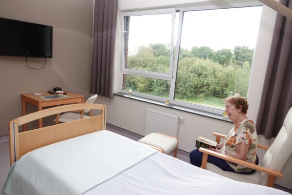 Domaine des Lys - Chambre avec une personne assise - Maison de repos Résidences services Vottem