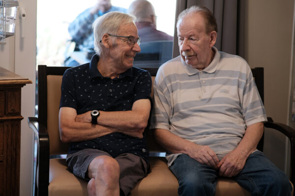Le Parc - Conversation entre 2 hommes âgés assis - Nivelles