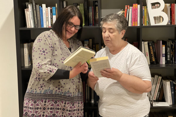 Le Progrès - 2 femmes lisent un livre - Maison de repos - La Louvière
