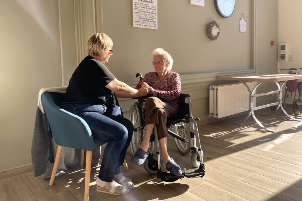 Le Progrès - 2 femmes assises parlent -Maison de repos - La Louvière