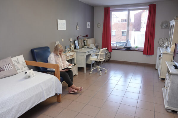 Le Progrès - Chambre avec une femme âgée qui lit - Maison de repos - La Louvière
