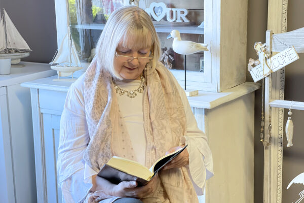 Le Progrès - Une femme âgée lit -Maison de repos - La Louvière