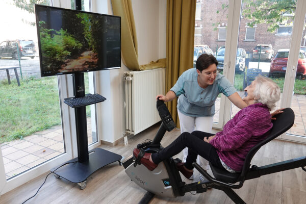 Le Progrès - Salle de kiné une personne âgée sur un Silverfit avec un kiné - Maison de repos - La Louvière