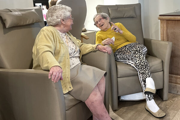 Le Progrès - 2 femmes âgées assises qui parlent - Maison de repos - La Louvière