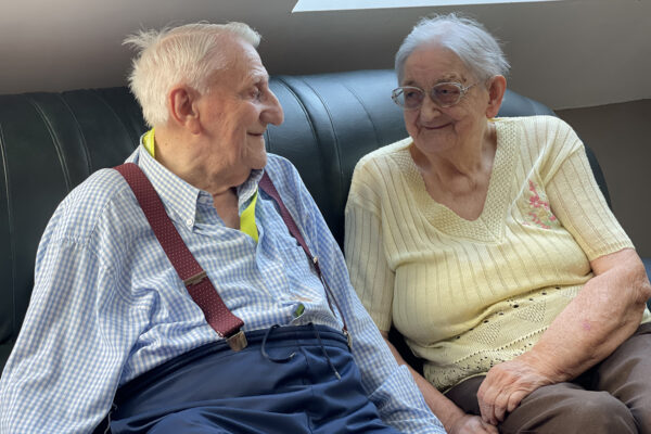 Le Progrès - Un couple assis qui se regarde -Maison de repos - La Louvière
