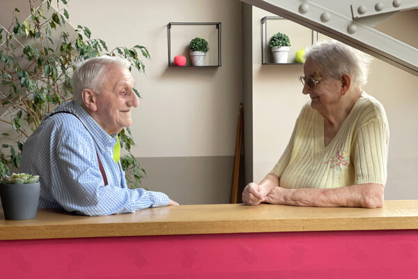 Le Progrès - un homme âgé et une femme âgée qui parlent - Maison de repos - La Louvière