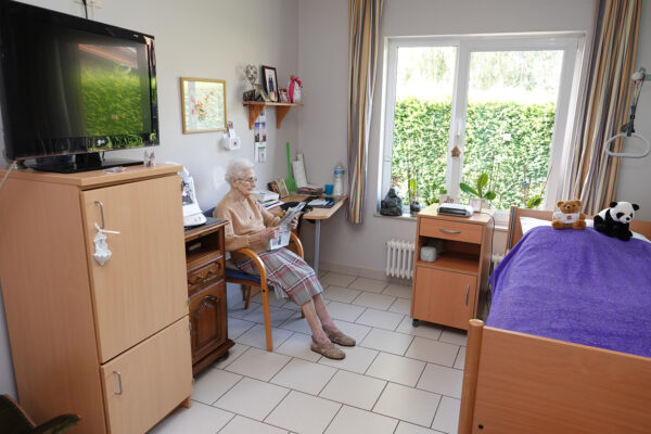 Le Richemont - Chambre avec une femme âgée qui lit son journal - Maison de repos - Anhée Bioul