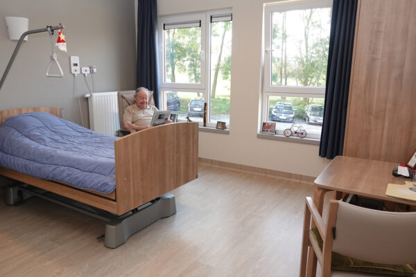 Le Richemont - Chambre avec une personne assise qui lit - Maison de repos - Anhée Bioul