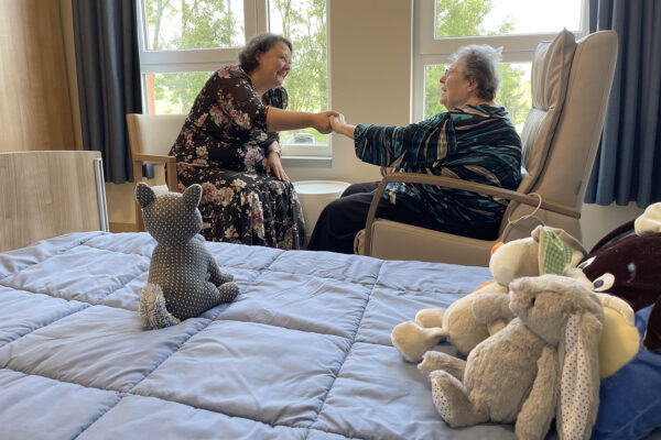 Le Richemont - Chambre avec 2 personnes assises qui parlent - Maison de repos - Anhée Bioul