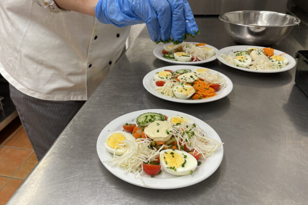 Le Richemont - Cuisine zoom sur les assiettes avec des oeufs et des légumes - Maison de repos - Anhée Bioul