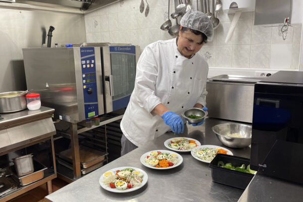 Le Richemont - Cuisine chef coq est en train de dresser les assiettes - Maison de repos - Anhée Bioul