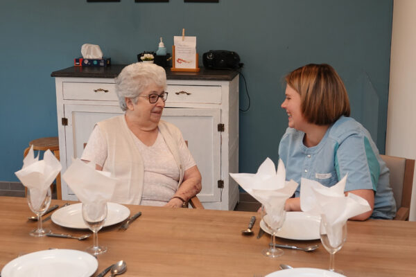 Le Richemont - Restaurant avec 2 personnes assises devant une table dressée - Maison de repos - Anhée Bioul