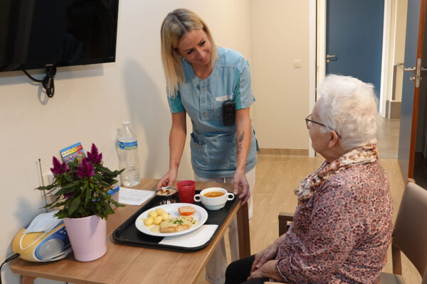 Le Richemont - Repas en Chambre 2 personnes devant un plateau repas - Maison de repos - Anhée Bioul