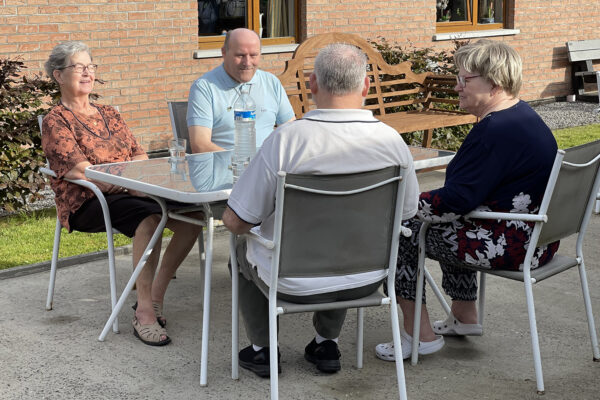 Le Richemont Terrasse avec 4 personnes assises autour de la table -Maison de repos - Anhée Bioul