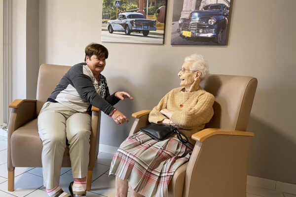 Le Richemont Salon avec 2 personnes qui parlent Maison de repos - Anhée Bioul