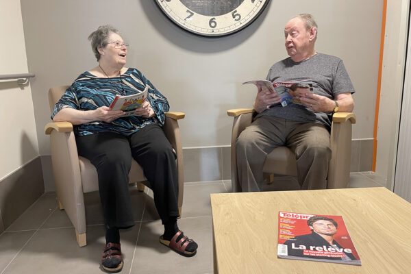 Le Richemont Salon avec 2 personnes qui lisent Maison de repos - Anhée Bioul