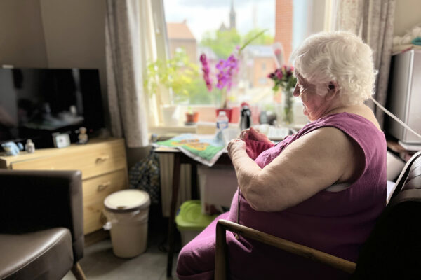 Les Charmilles- Chambre femme qui tricote - maison de repos - Auvelais