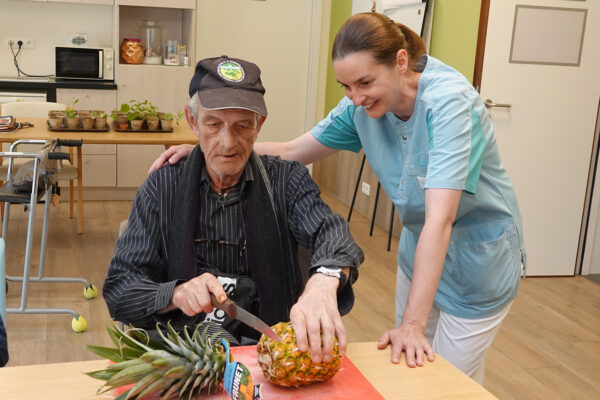Les Charmilles- Atelier cuisine un homme coupe un ananas - maison de repos - Auvelais