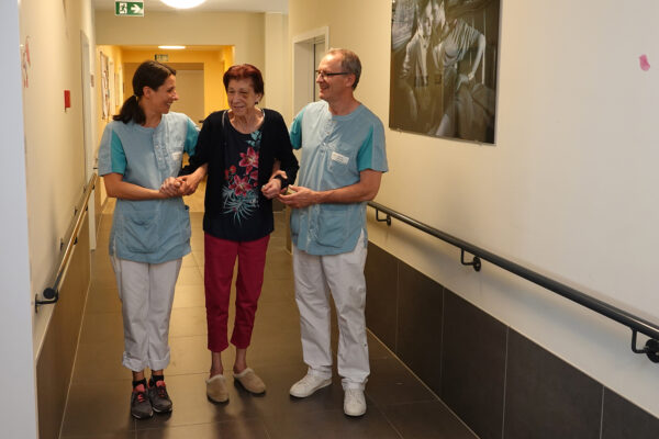 Les Charmilles- 2 kinés aident une femme âgée à marcher - maison de repos - Auvelais