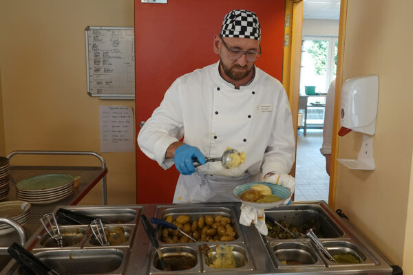 Les Charmilles- Chef coq prépare le repas Cuisine - maison de repos - Auvelais