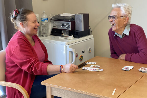 Les Récollets - Chambre avec 2 personnes qui jouent aux cartes sur la table - maison de repos - Buvrinnes