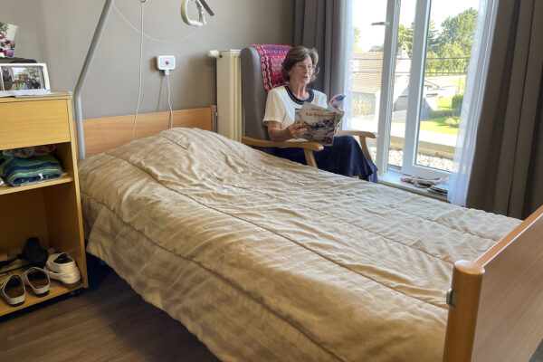 Les Récollets - Chambre avec une femme qui lit maison de repos - Buvrinnes