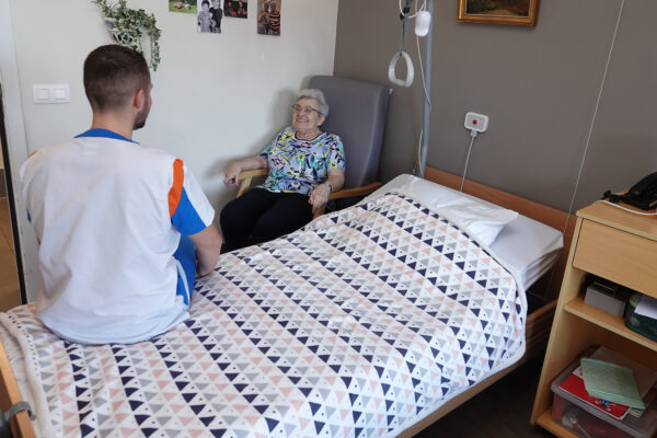 Les Récollets - Chambre avec 2 personnes assises -maison de repos - Buvrinnes