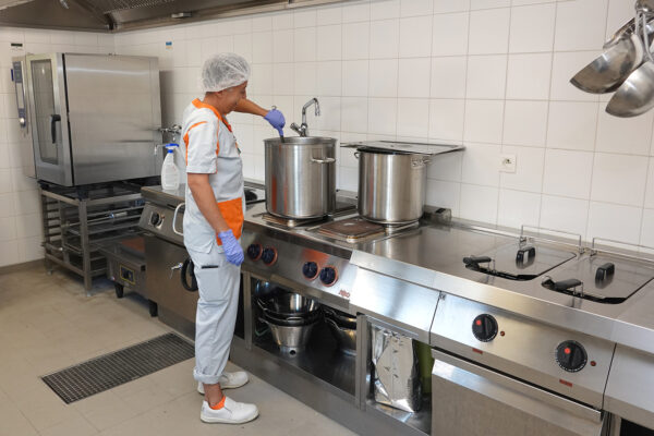 Les Récollets - Cuisine avec une personne maison de repos - Buvrinnes