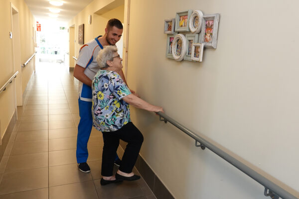 Les Récollets - 2 personnes marchent dans le couloir - maison de repos - Buvrinnes