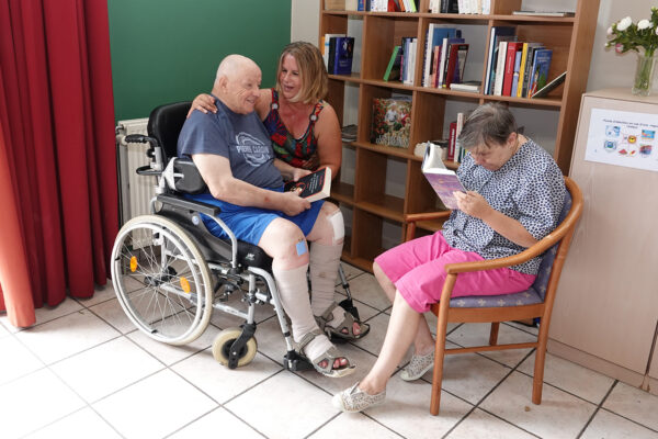 Les Sittelles - Coin lecture des personnes lisent- Maison de repos - Chastre