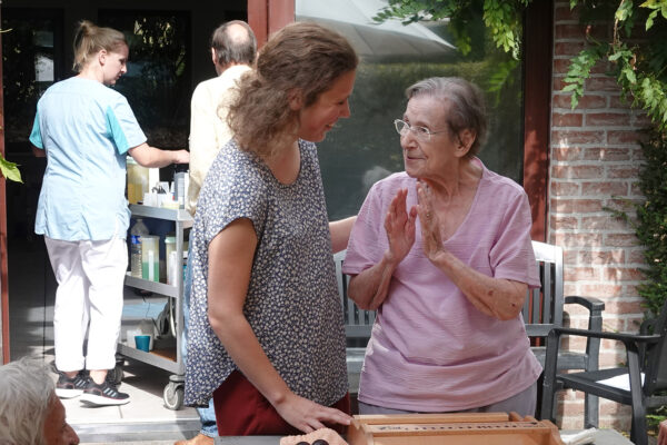 Les Sittelles - Terrasse conversation entre personnes - Maison de repos - Chastre