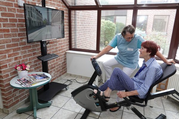 Les Sittelles - Salle de kiné -une femme sur un silverfit- Maison de repos - Chastre