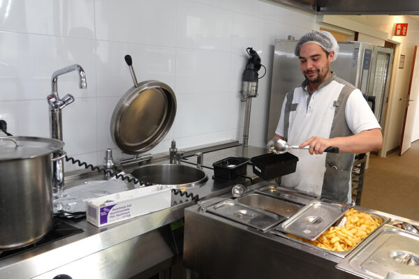 Les Jardins d'Astrid maison de repos - Un chef coq cuisine -Maurage