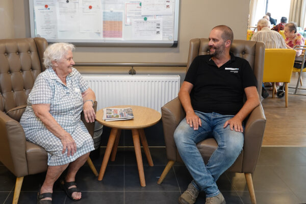 Les Jardins d'Astrid - Conversation entre 2 personnes assises - maison de repos - Maurage