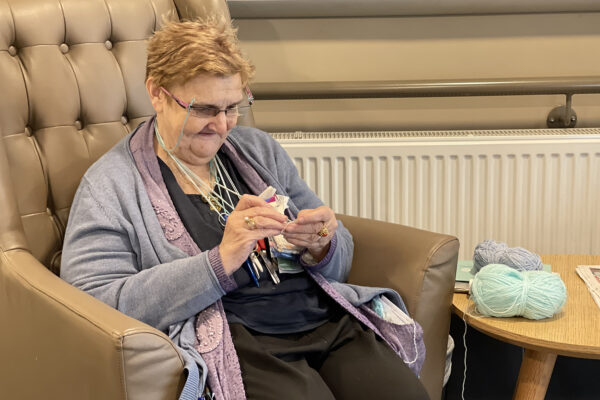 Les Jardins d'Astrid maison de repos - Femme tricote - Maurage