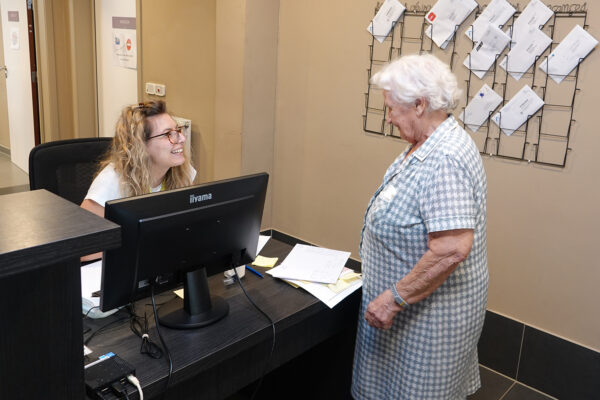 Les Jardins d'Astrid - conversation entre 2 femmes à l'accueil - maison de repos - Maurage