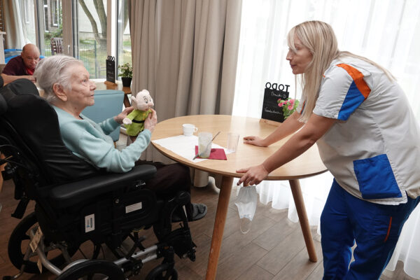 Les Jardins d'Astrid Restaurant - 2 personnes parlent - maison de repos - Maurage