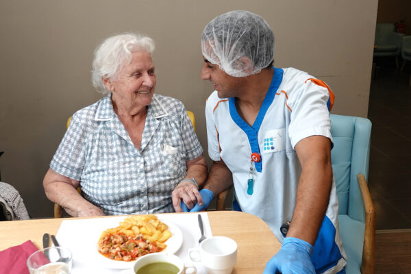 Jardins d'Astrid restaurant -2 personnes assises mangent- maison de repos Maurage