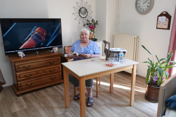 Seigneurie du Val Chambre avec une personne assise - Maison de repos - Mouscron