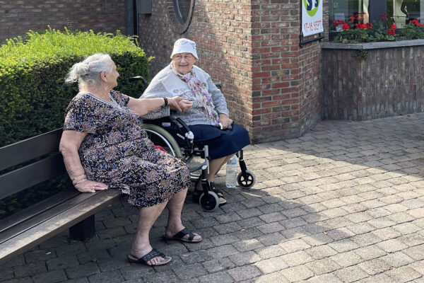 Seigneurie du Val 2 personnes assises sur un banc dans le jardin - Maison de repos - Mouscron