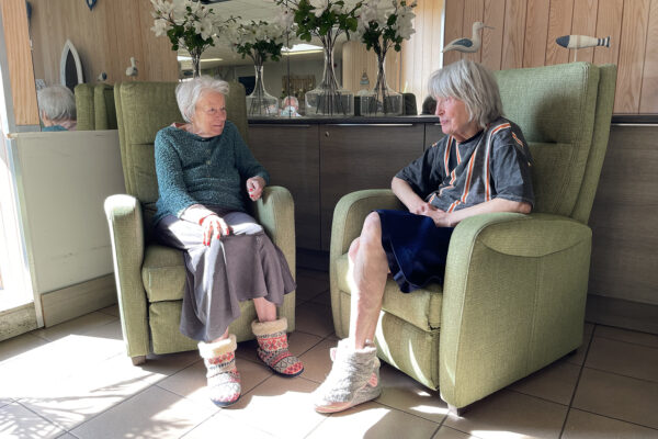 Seigneurie du Val salon avec 2 personnes assises - Maison de repos - Mouscron